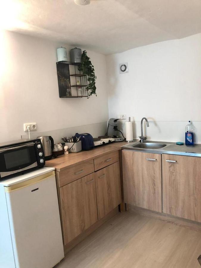 Bescheidene Untergeschoss Wohnung In Guter Lage. Cologne Exterior photo